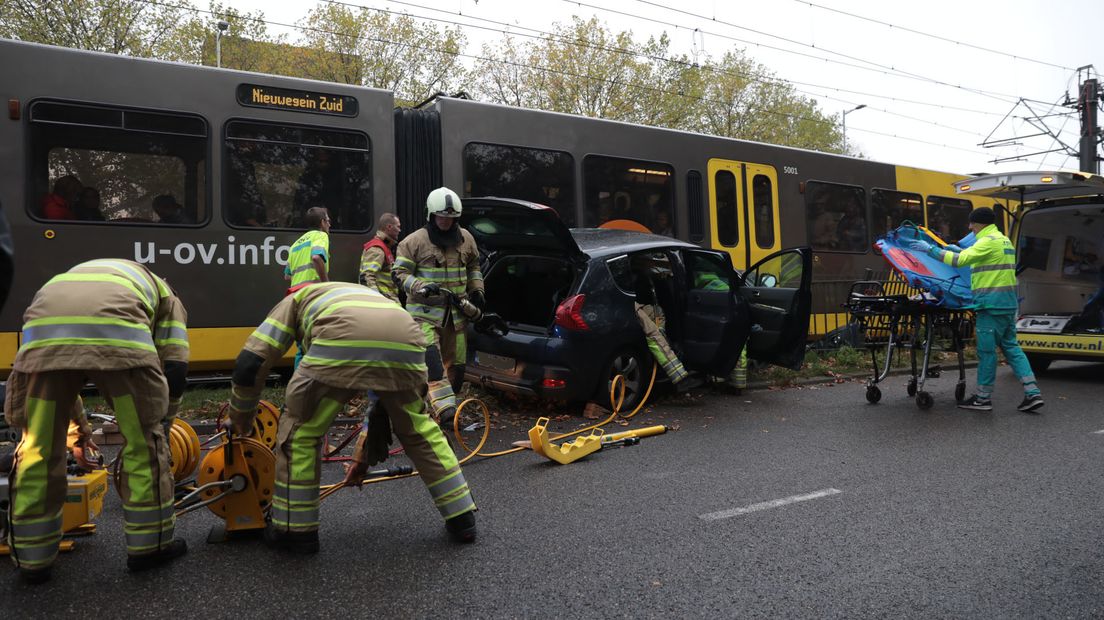 Auto botst op tram.