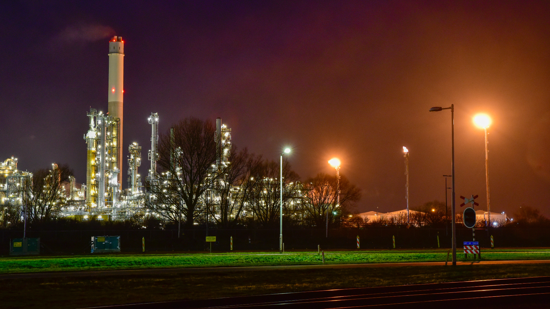De raffinaderij van BP in de Rotterdamse haven.