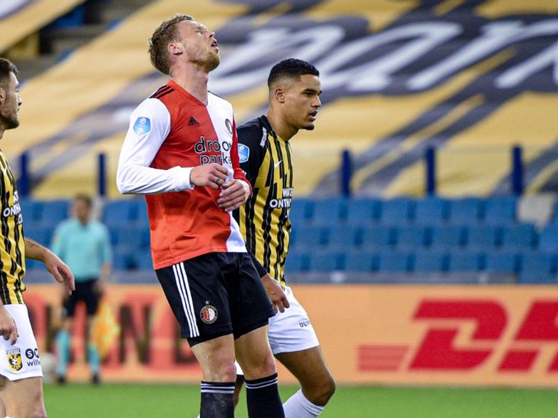Nicolai Jørgensen baalt nadat hij een enorme kans heeft gemist tegen Vitesse. (VK Sportphoto - Yannick Verhoeven)