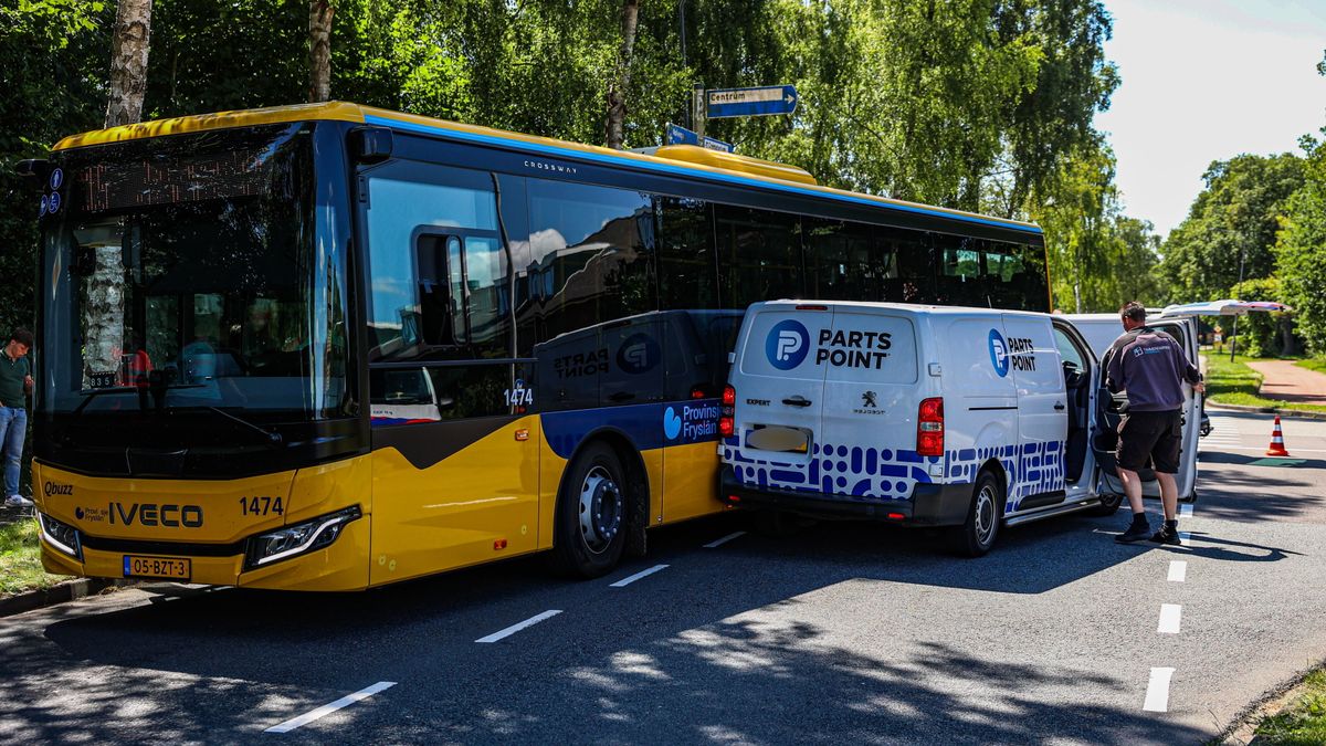 Botsing met lijnbus in Heerenveen | Boete voor postbezorger na fatale botsing met fietser