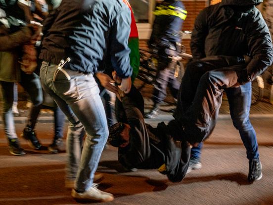 Dijksma verdedigt ME-inzet bij demonstratie, BIJ1 en PvdD eisen vervroegd spoeddebat over politiegeweld