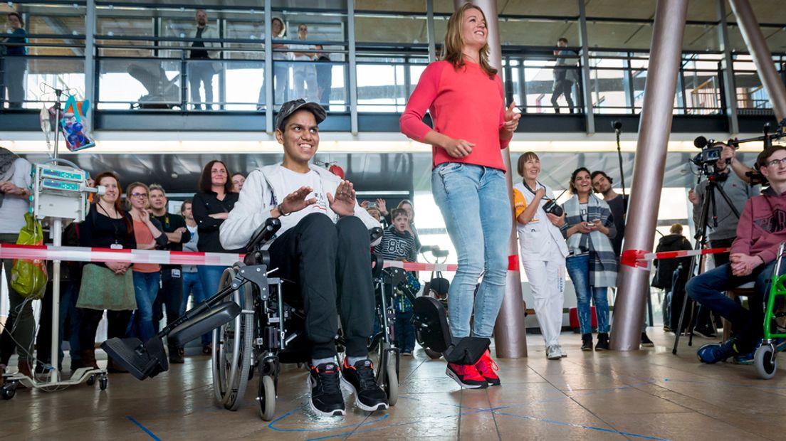 Schippers doet aan virtueel hardlopen in het ziekenhuis.