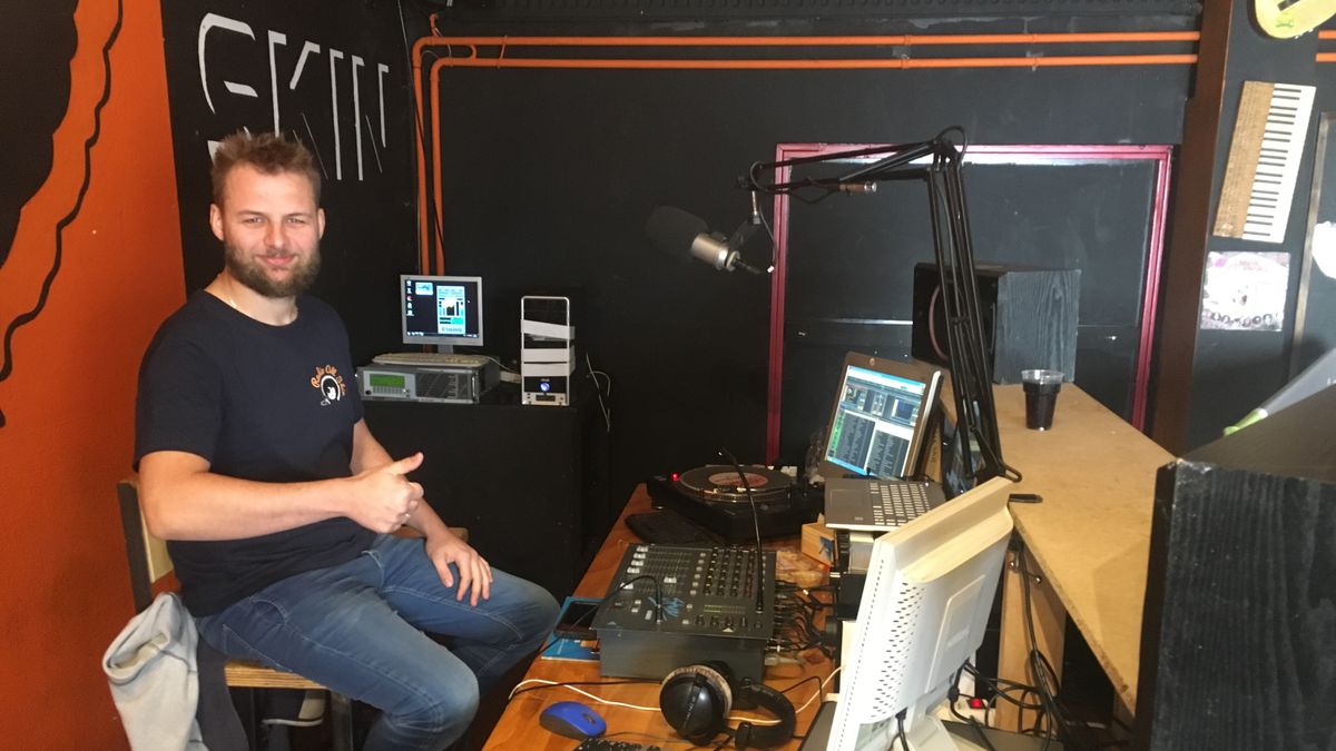 Radiopiraten zetten zich met marathonuitzending in voor jongeren van Hooghalen