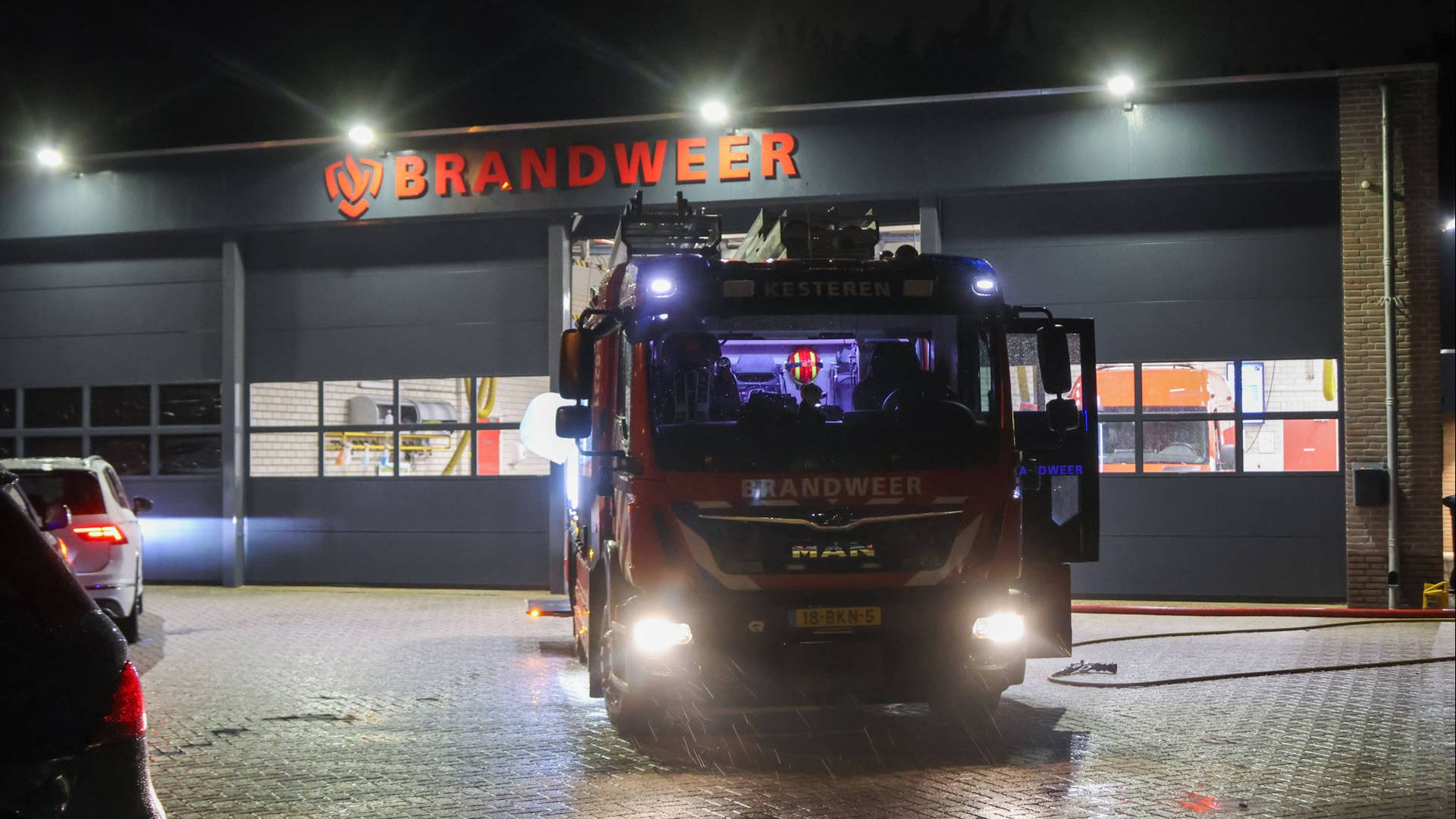 Politie naar woningoverval • auto uitgebrand op kazerneterrein