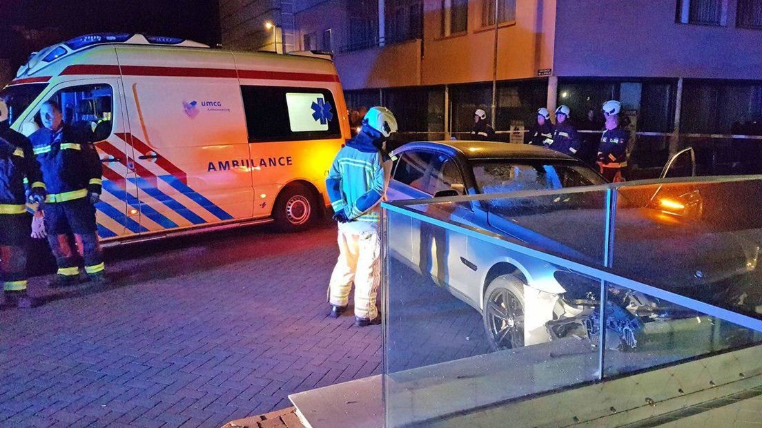 De auto botste na de beroving in Hoogeveen tegen een muurtje (Rechten: Persbureau Meter)