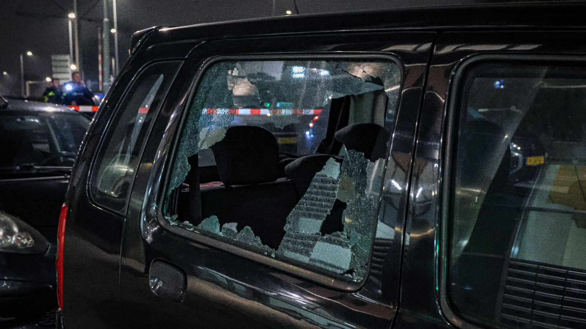 De ruiten van zeker vier auto's raakten beschadigd.