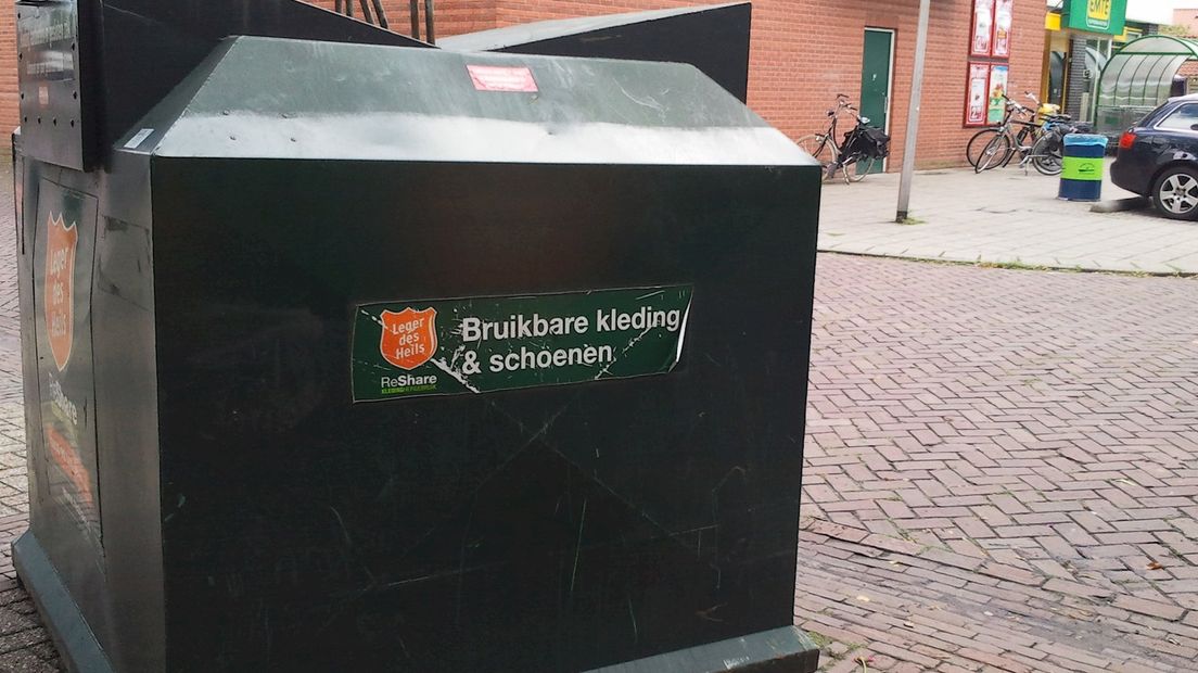 Kledingcontainer waar konijntjes in zaten