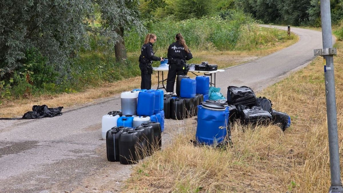 Tientallen jerrycans met vermoedelijk drugsafval gevonden