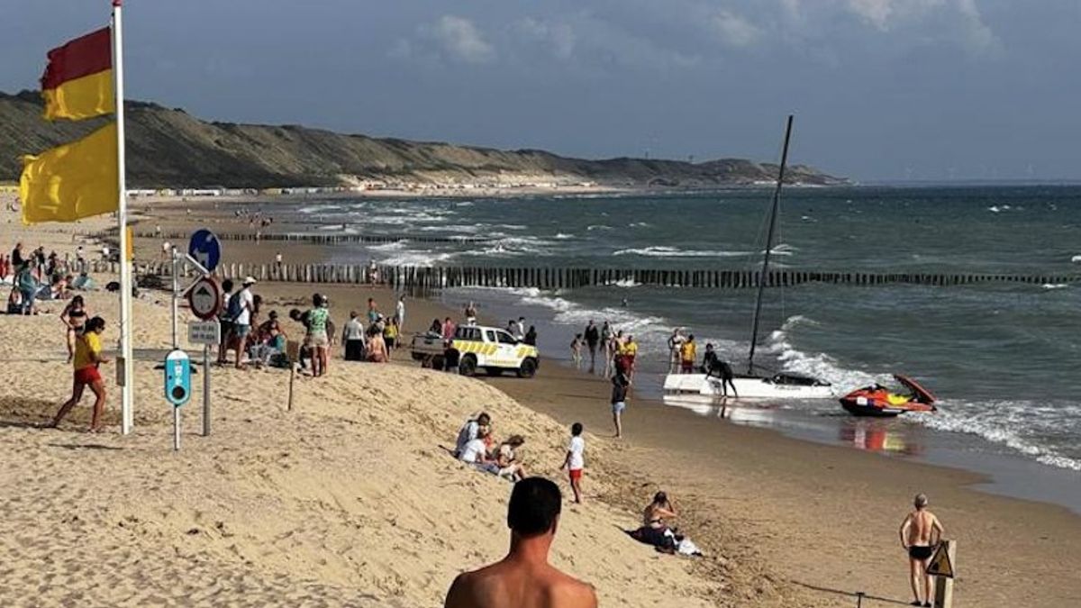Catamaran zonder bemanning aangespoeld op strand Westkapelle