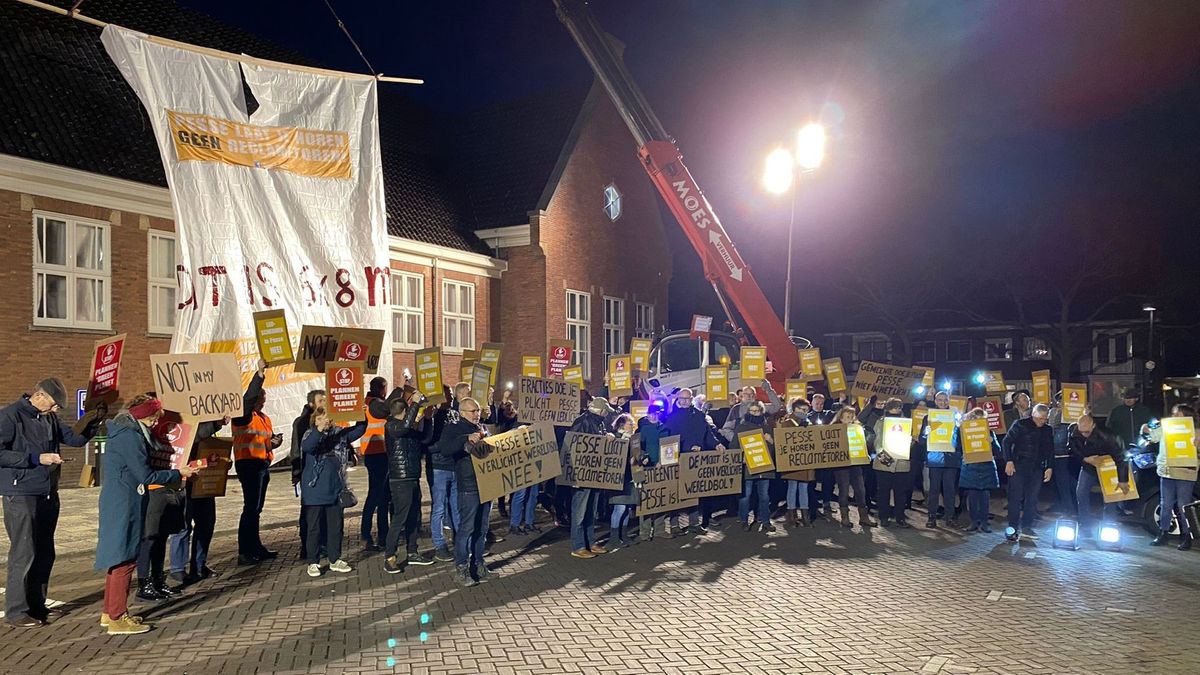 Protest tegen reclametoren in Pesse, raad Hoogeveen nog verdeeld