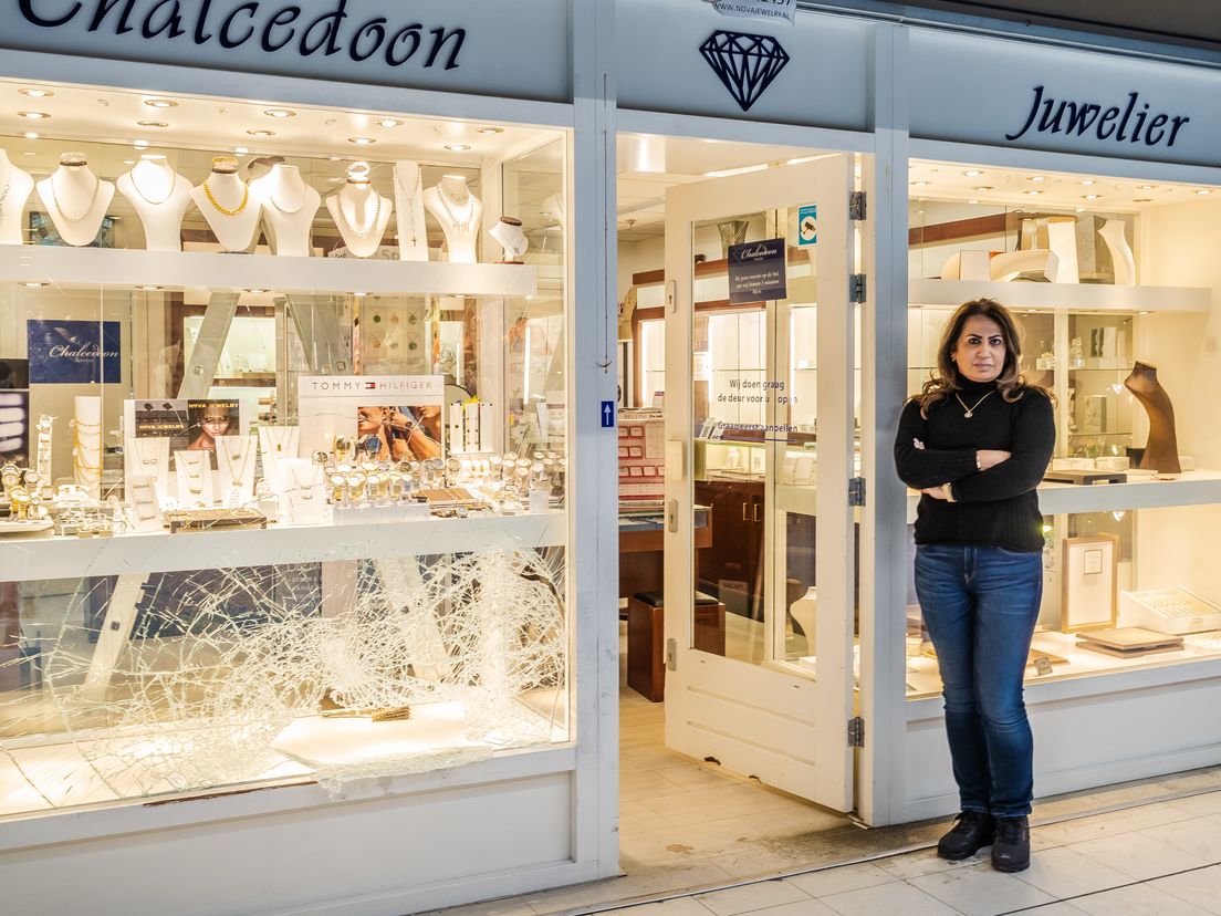 Juwelier Abeer bij haar winkel in Capelle