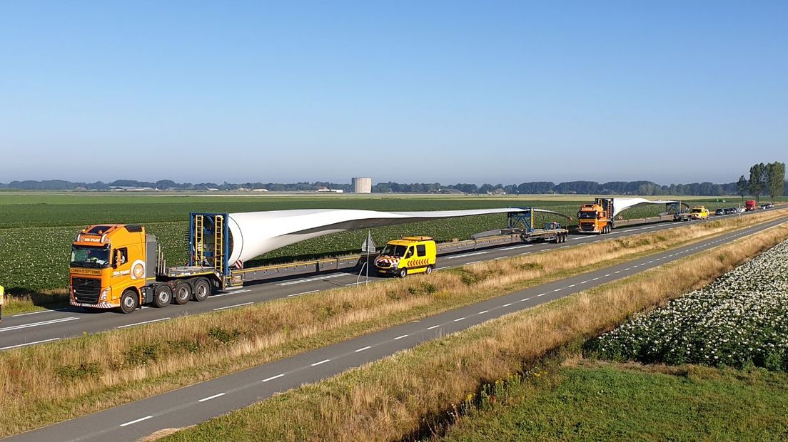 Het eerste windmolentransport komt aan (Rechten: RTV Drenthe/Steven Stegen)