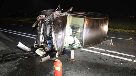 Auto op zijkant na botsing, weg helemaal dicht. Auto op zijkant na botsing, weg helemaal dicht.
