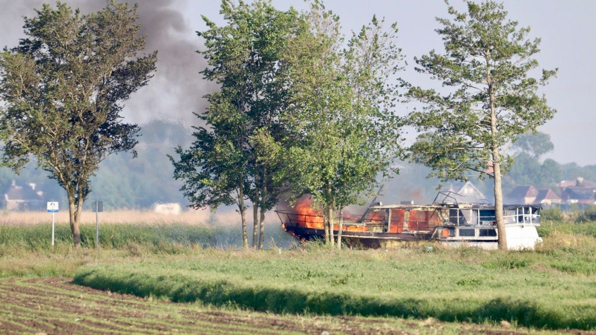 Kruiser verloren gegaan bij brand in Oldelamer