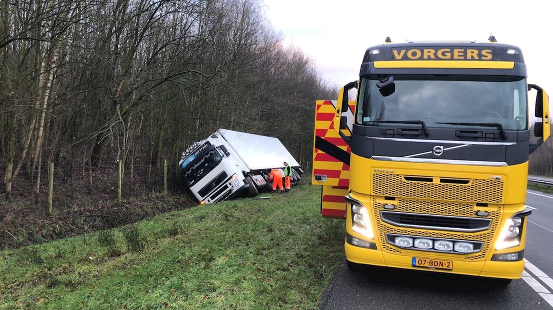 Vrachtwagen in de sloot bij afslag De Lutte