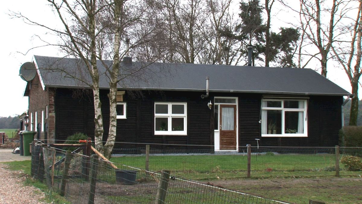 Bewoners werken mee aan behoud barak kamp Erika Lemele