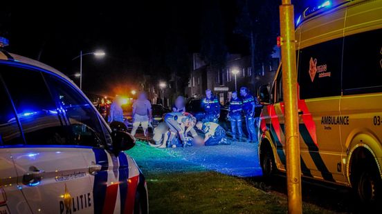 Twee voetgangers gewond door aanrijding in Klazienaveen. Twee voetgangers gewond door aanrijding in Klazienaveen.
