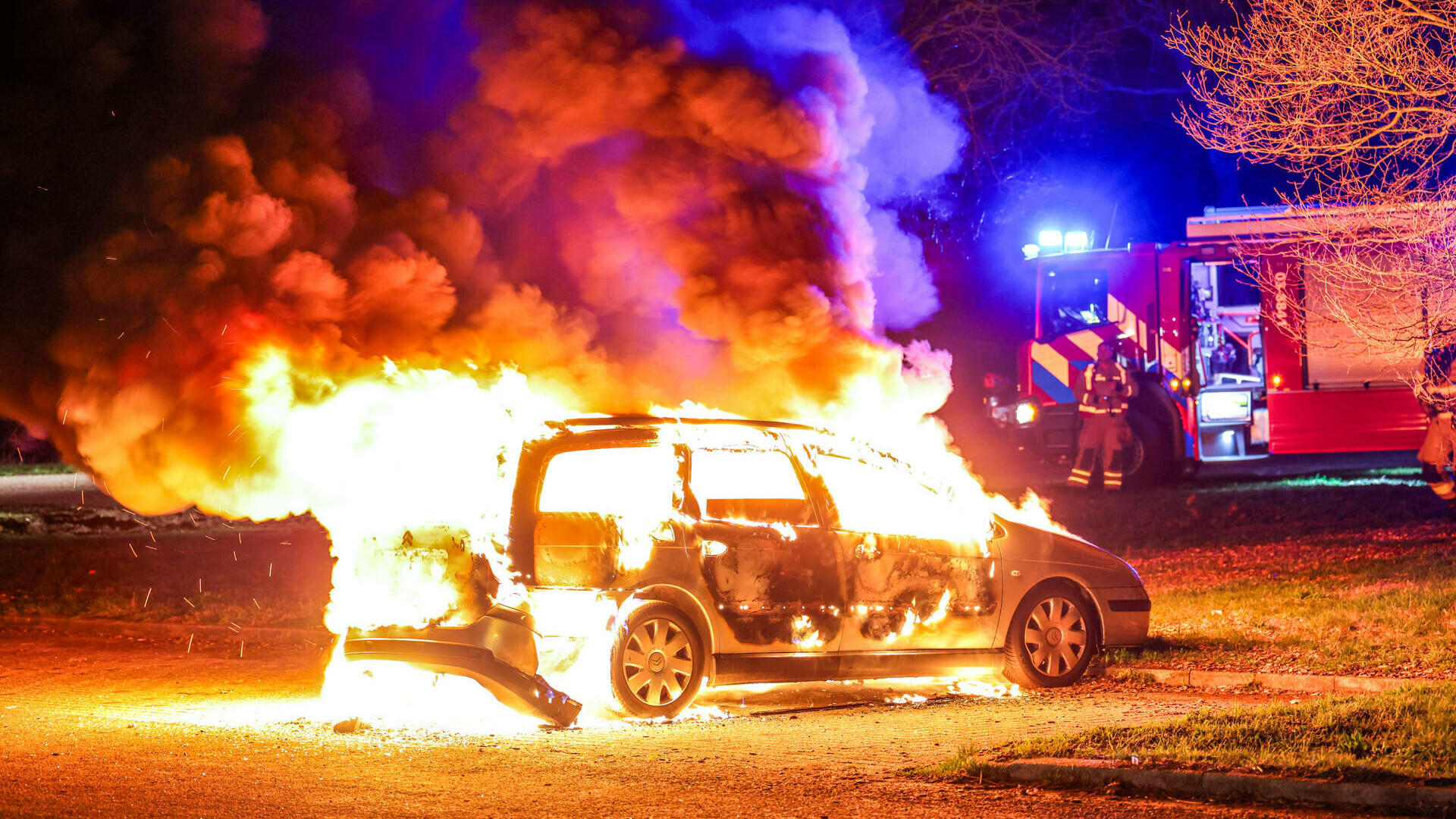 Vlammenzee verwoest auto op carpoolplek in Erm