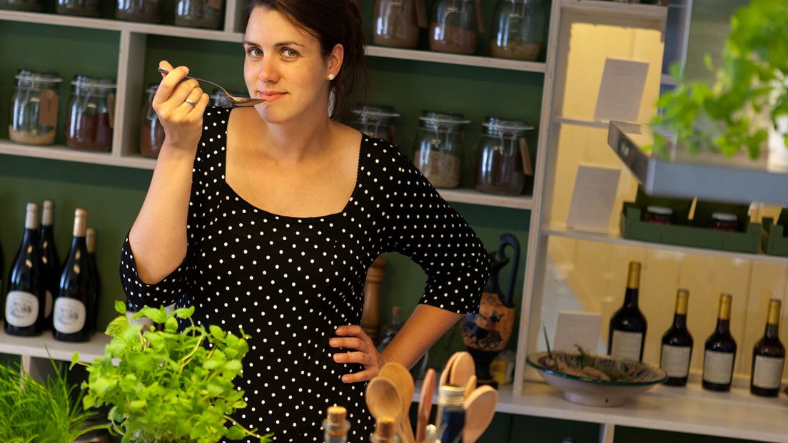 Manon Henzen in haar kookatelier