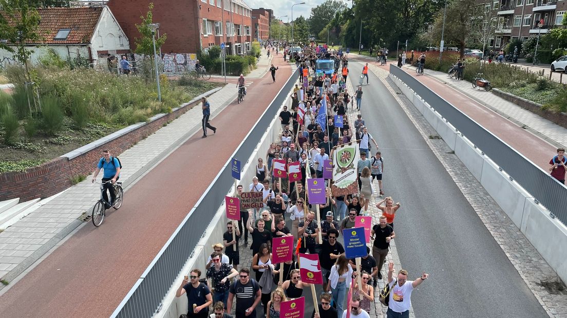 De demonstranten op de Paterswoldseweg in Stad