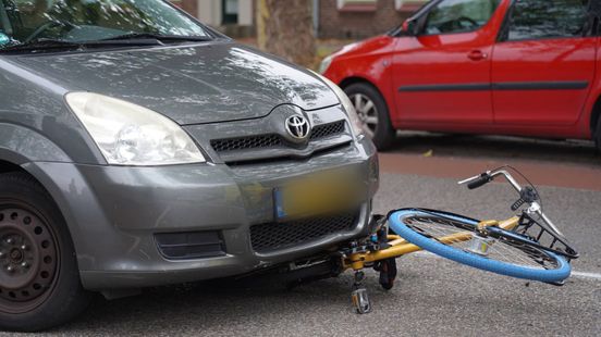 Automobilist rijdt fietser aan, een persoon naar het ziekenhuis
