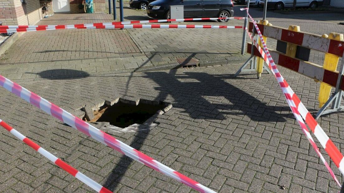 Linten gespannen om het zinkgat in Enschede