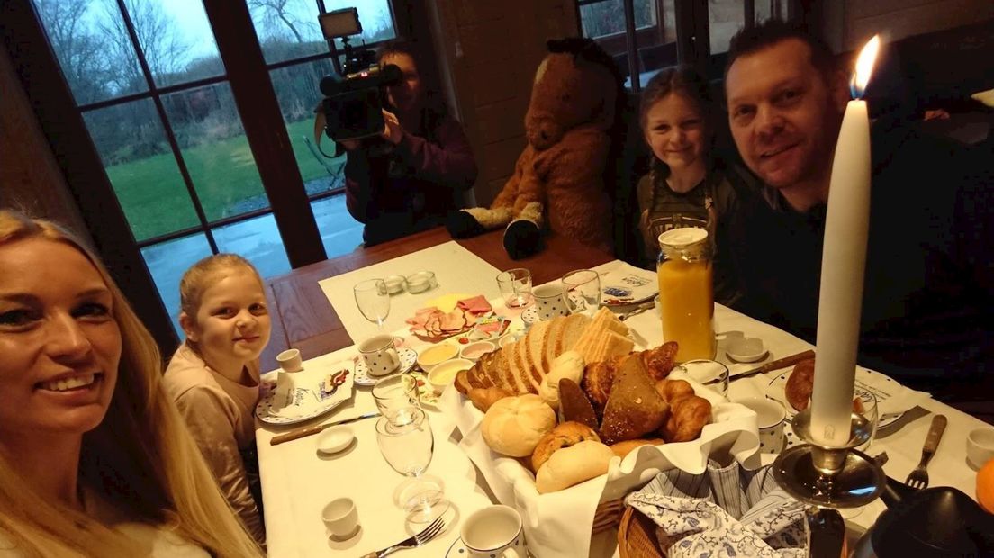 Familie Baltus geniet van het ontbijtje van de plaatselijke bakker