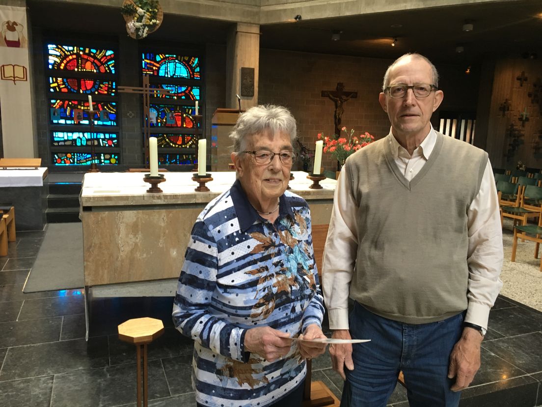 Vrijwilliger mevrouw Blom en oud-priester Willem Froger.