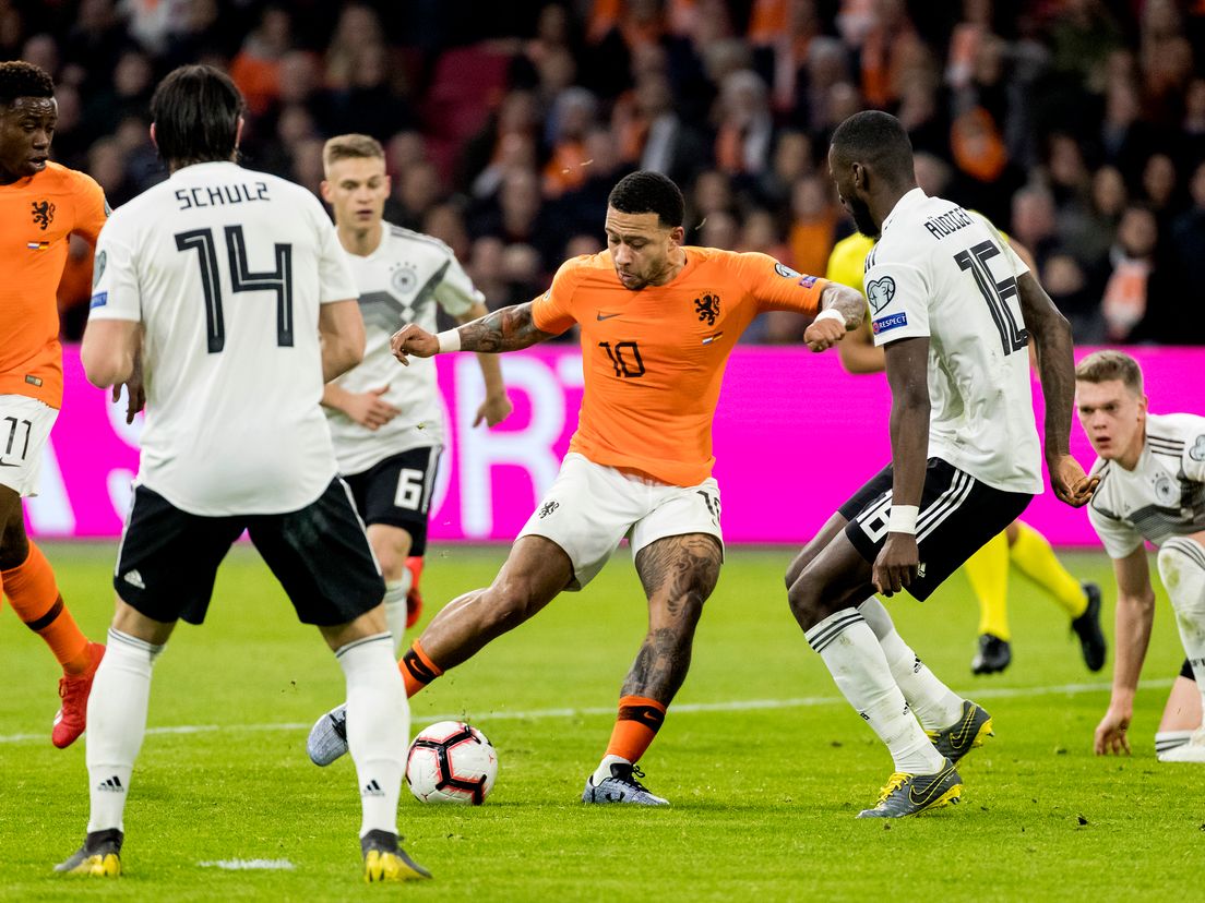 Memphis Depay van het Nederlands elftal schiet de 2-2 langs Antonio Rudiger van Duitsland.