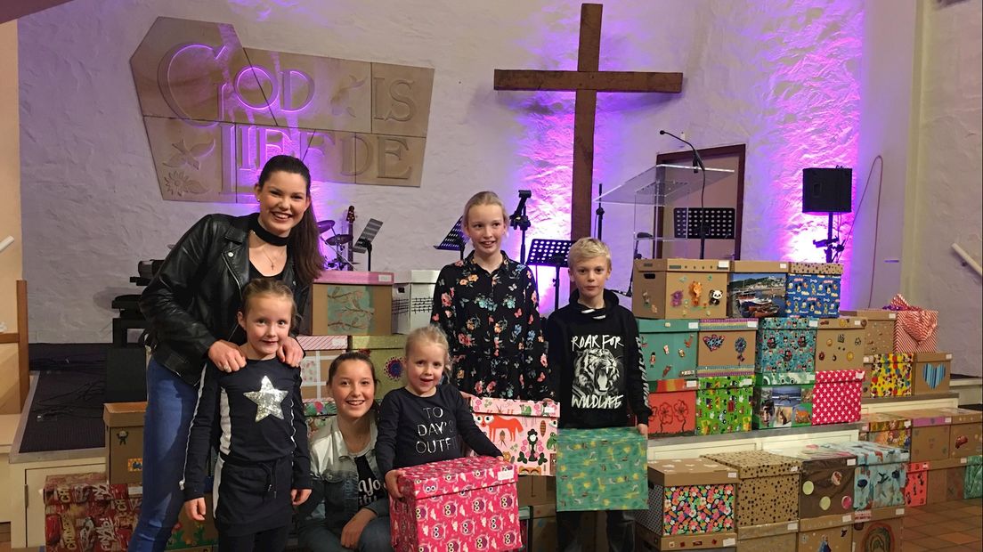 De 15-jarige Fleur Langhorst zamelt 'happy boxes' in voor straatkinderen uit Roemenië