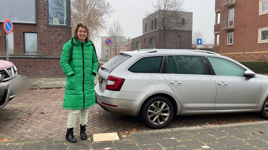 Evelien Eskens zag deze week drie putdeksels verdwijnen in haar straat