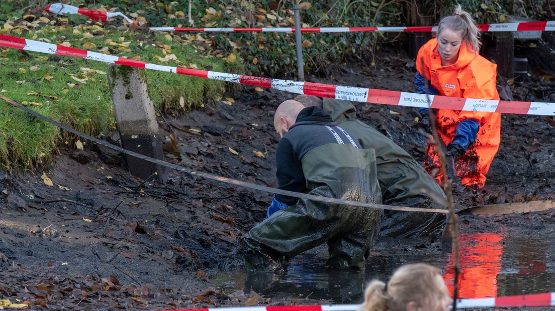 De politie aan het baggeren in een sloot aan de Ondernemingsweg