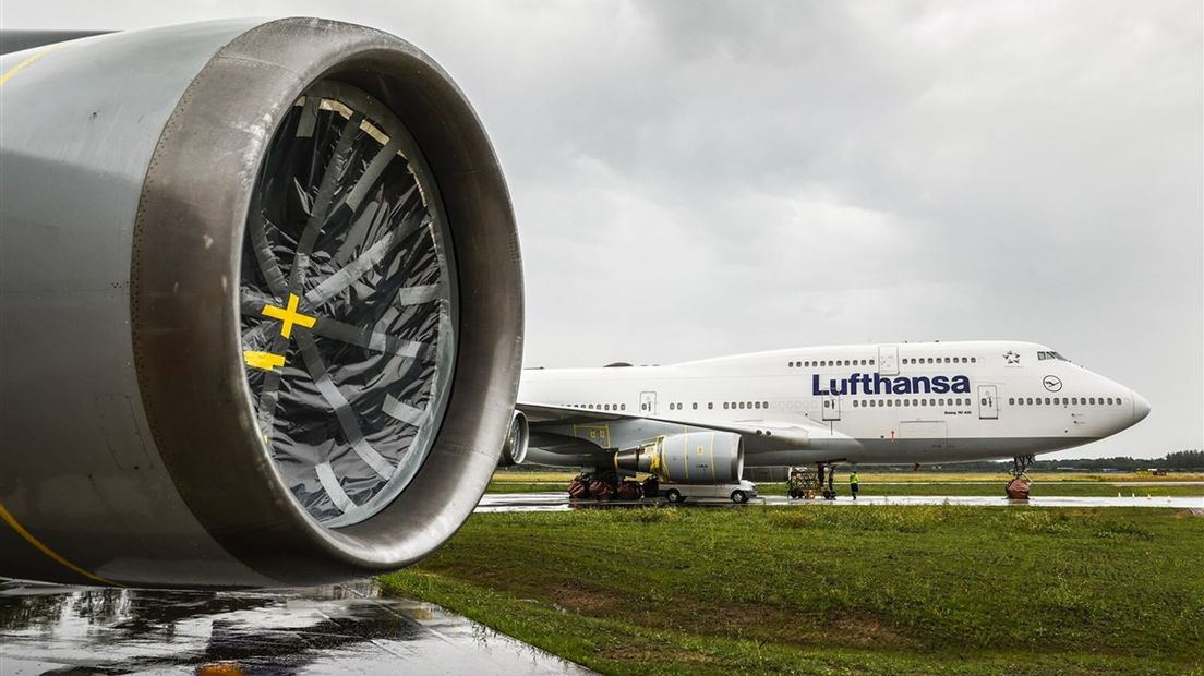 Een van de geparkeerde toestellen van Lufthansa op Twente Airport