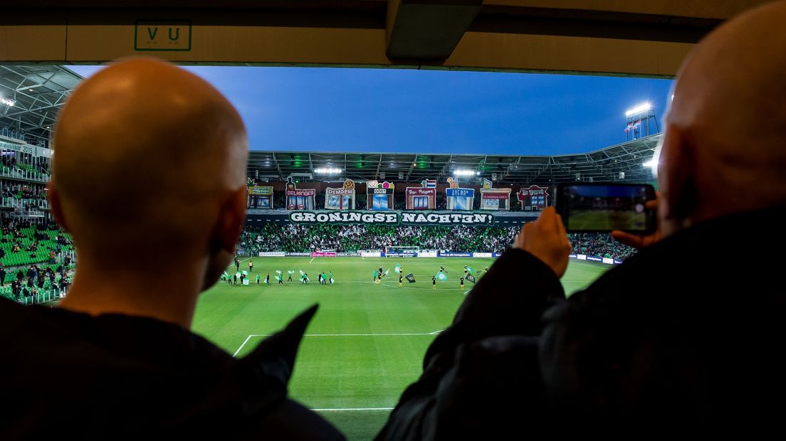 Supporters kijken naar de sfeeractie voorafgaand aan een van de weinige doelpuntrijke duels in de Euroborg afgelopen seizoen (NEC, 4-3)