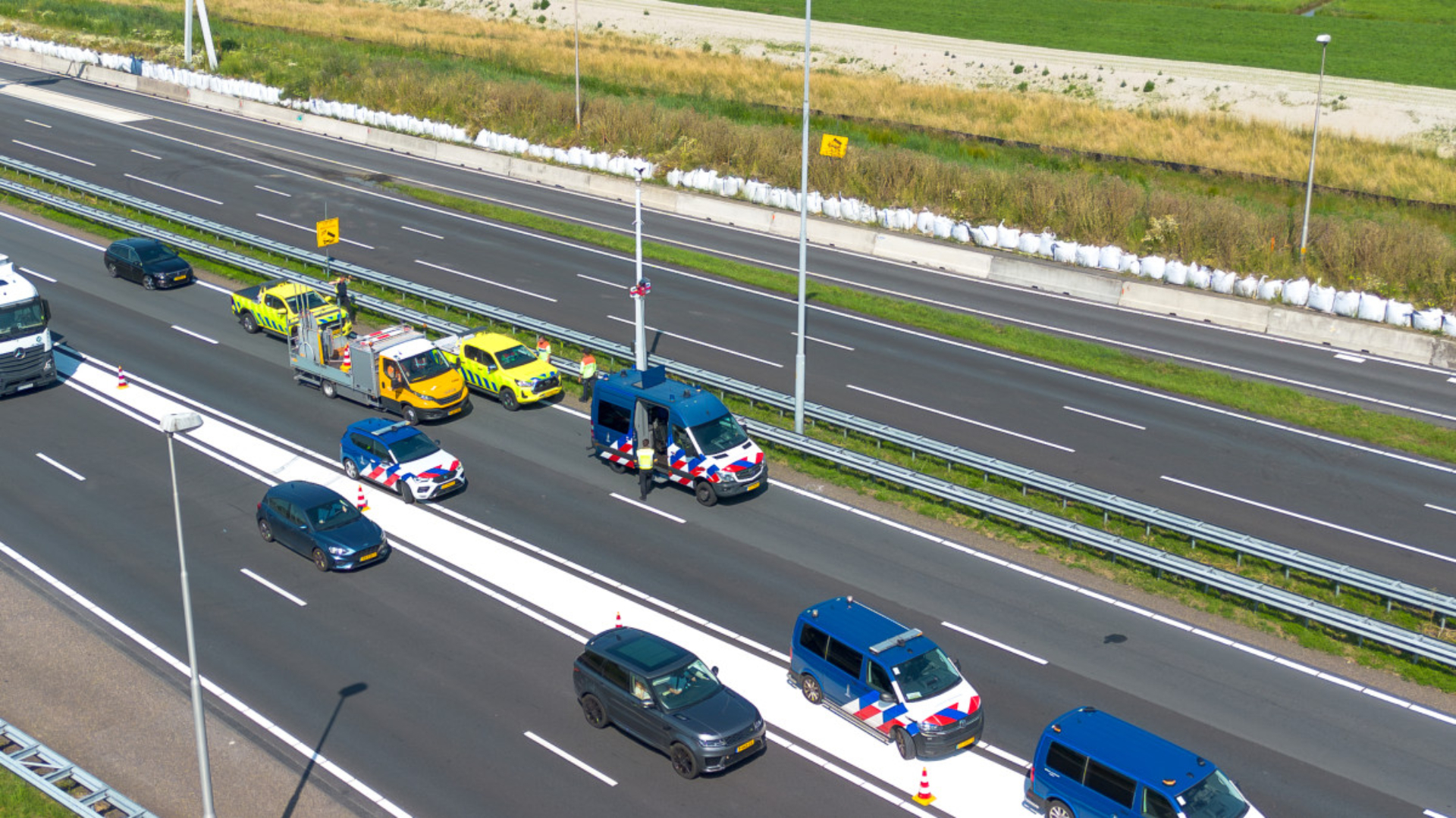 De hoofdrijbaan van de A27 in zuidelijke richting was vanwege het ongeluk afgesloten.