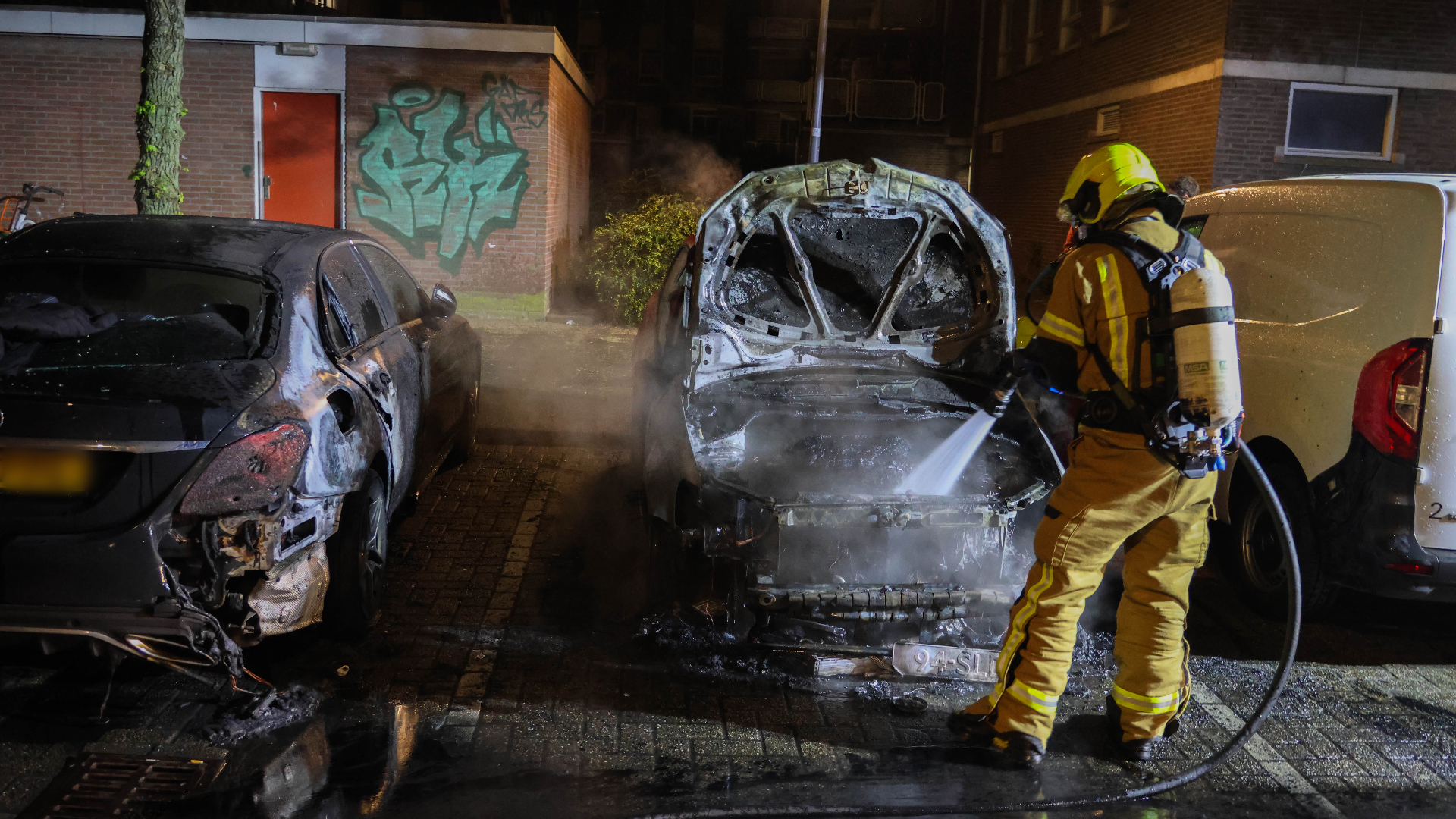 Het vuur sloeg op de Van Meekerenstraat in Rotterdam over naast een auto die er naast stond.
