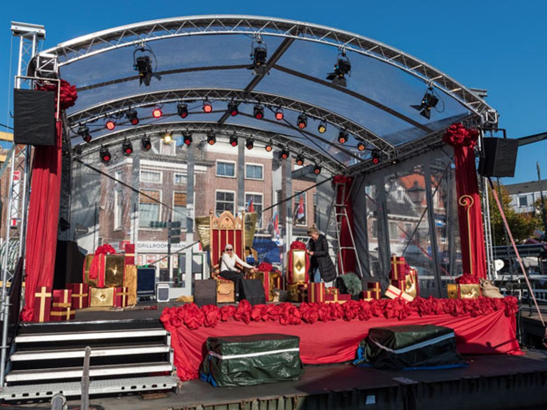 Het podium met de stoel voor Sinterklaas in Maassluis