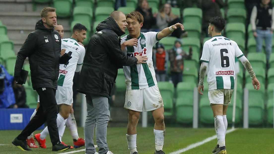 Trainer Danny Buijs in gesprek met Ritsu Doan, die tegen ADO Den Haag terugkeert van een schorsing.