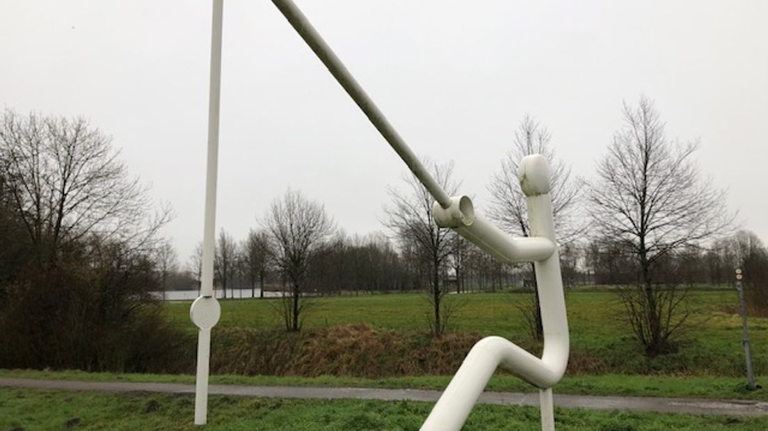 De Slingeplas bij Bredevoort blijft een openbaar toegankelijke recreatieplas, ook al komt de plas in erfpacht in handen van vakantiepark De Twee Bruggen. De gemeente Aalten heeft de Slingeplas voor ruim 1,6 miljoen euro overgenomen van Leisurelands.