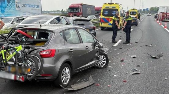 Opnieuw groot ongeluk met meerdere autos: weg dicht en meer dan uur vertraging. Opnieuw groot ongeluk met meerdere autos: weg dicht en meer dan uur vertraging.