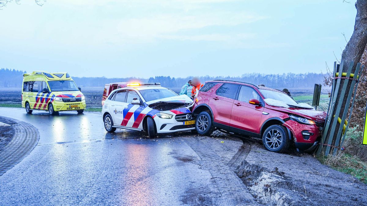 Gladheid in Drenthe: politie knalt op personenauto en schoolreisje loopt vertraging op
