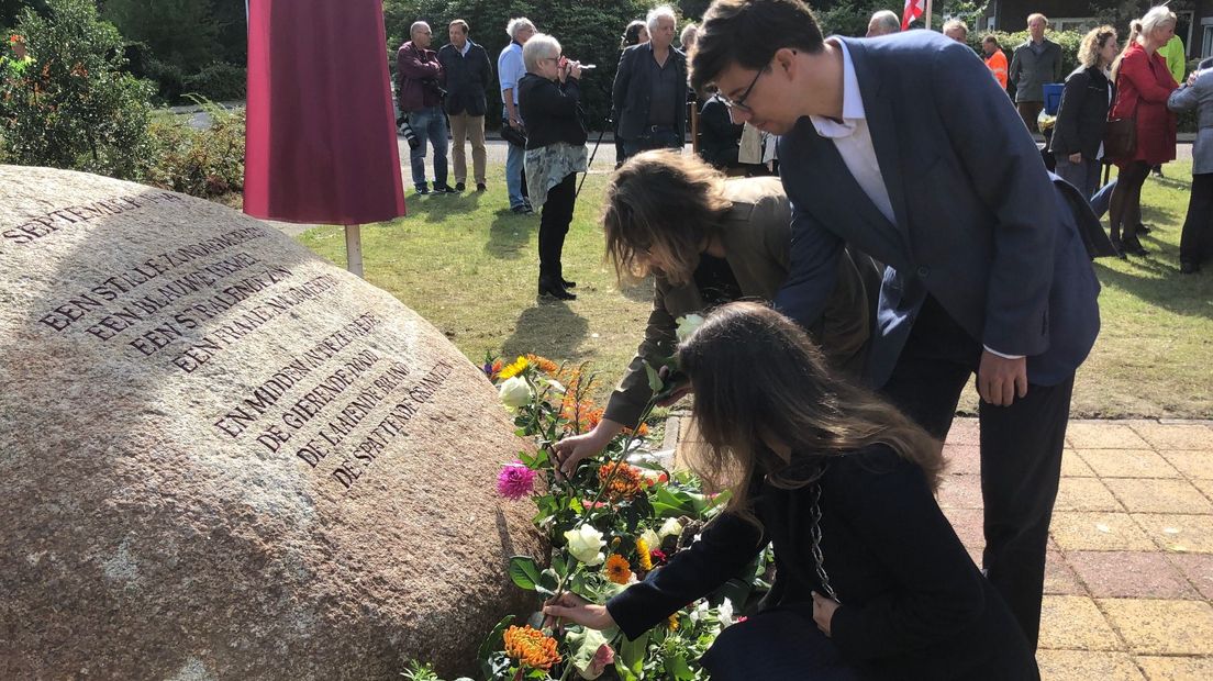 Locoburgemeester Lara de Brito van Wageningen heeft dinsdag een monument onthuld op het Ericaplein. Het monument is ter herinnering aan een bombardement op de wijk Sahara en de Diedenweg waarbij exact 75 jaar eerder 40 slachtoffers vielen.