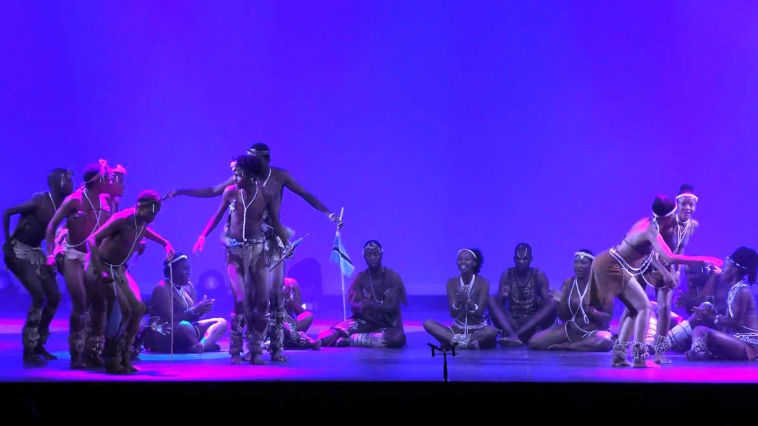 De dansers van Kgabosereto Traditional Troupe uit Botswana