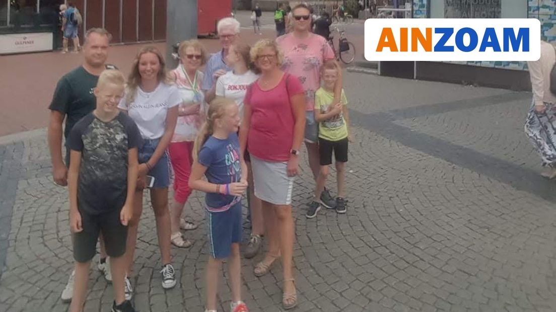 Koosje Visser-Osseweijer (roze broek) met het grootste deel van de familie bij de Martinitoren