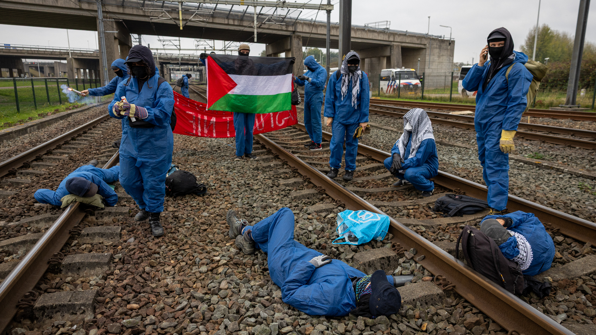 De actievoerder liggen op het spoor