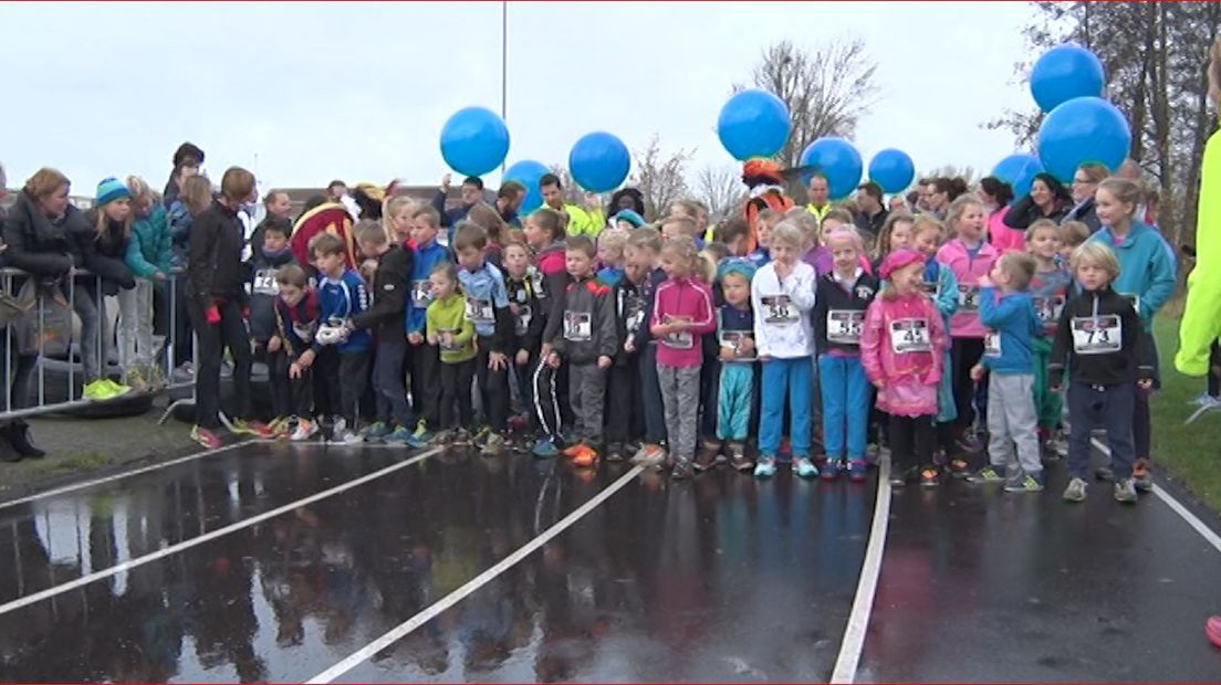 Het heerlijke avondje is bijna gekomen, volgend weekend kan de zak van Sinterklaas worden uitgepakt. Maar van alle pepernoten en taaitaaipoppen word je dik, en dus werd er vandaag even flink gesport in Bemmel. Honderden kinderen liepen mee in de Zwarte Pietenloop.