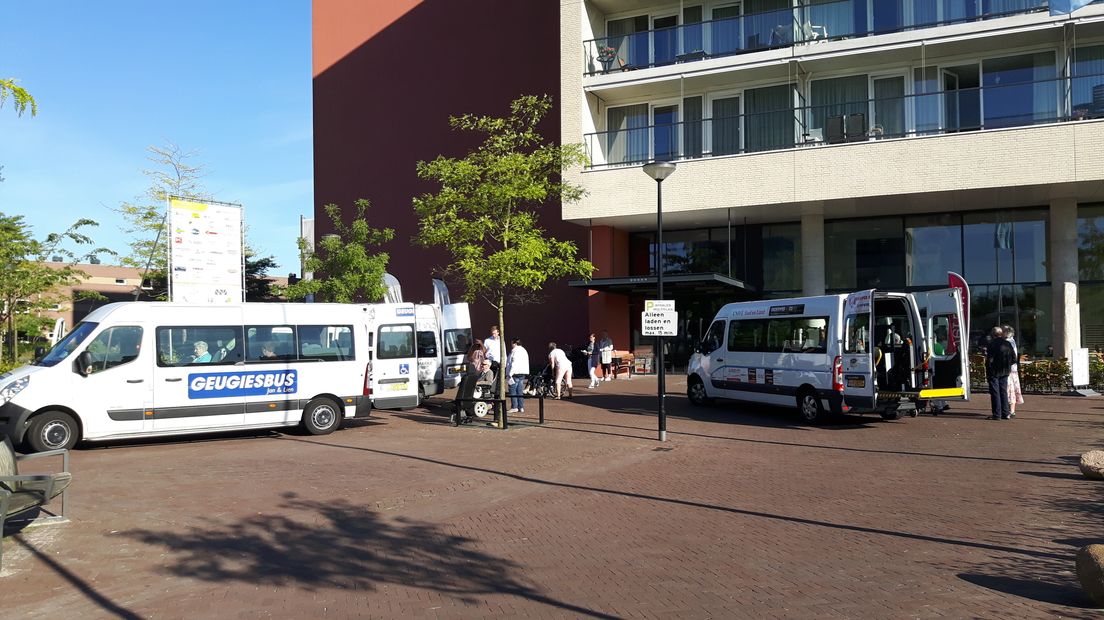 Bewoners van De Holdert in Emmen worden met busjes gebracht (Rechten: RTV Drenthe/ Remco Wilkens)