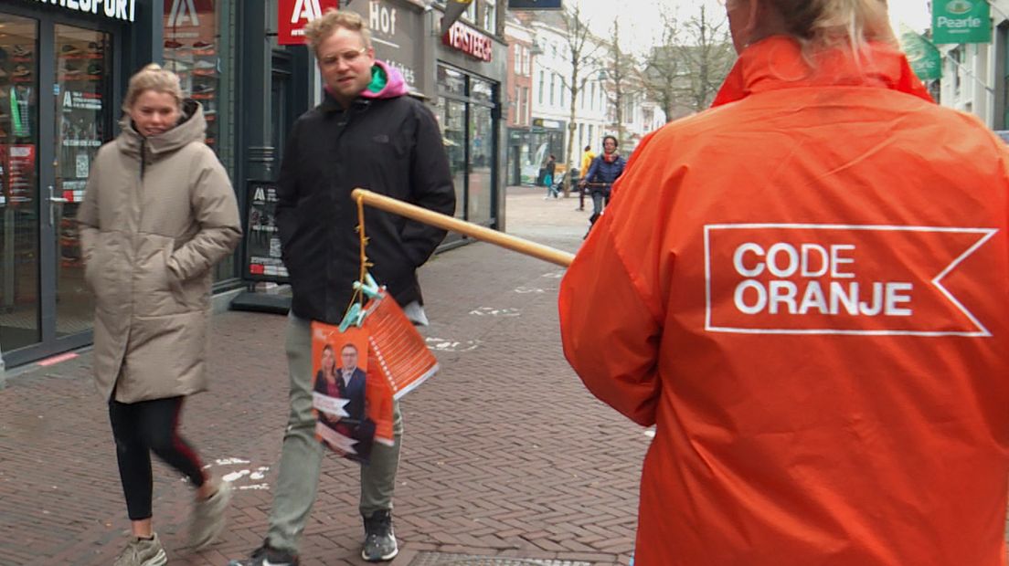 Jolanda heeft een speciale 'flyer-stok' gemaakt om coronaproof te flyeren