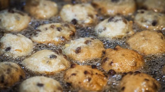 Waterschappen waarschuwen: spoel geen oliebollenvet door de gootsteen