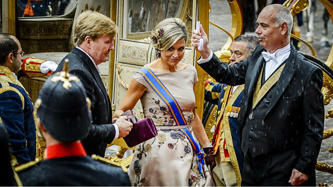 Koning Willem Alexander en koningin Máxima komen aan bij de Ridderzaal voor de troonrede 2015.